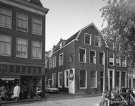 65228 Gezicht op de voorgevels van de panden Nieuwegracht 121-123 te Utrecht met in het midden A.B.C.-straat.